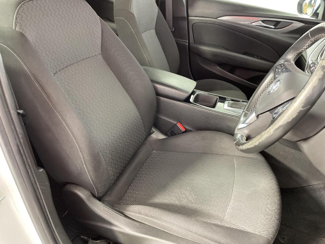 Photo '16' of Holden Commodore Photo '16' of Holden Commodore