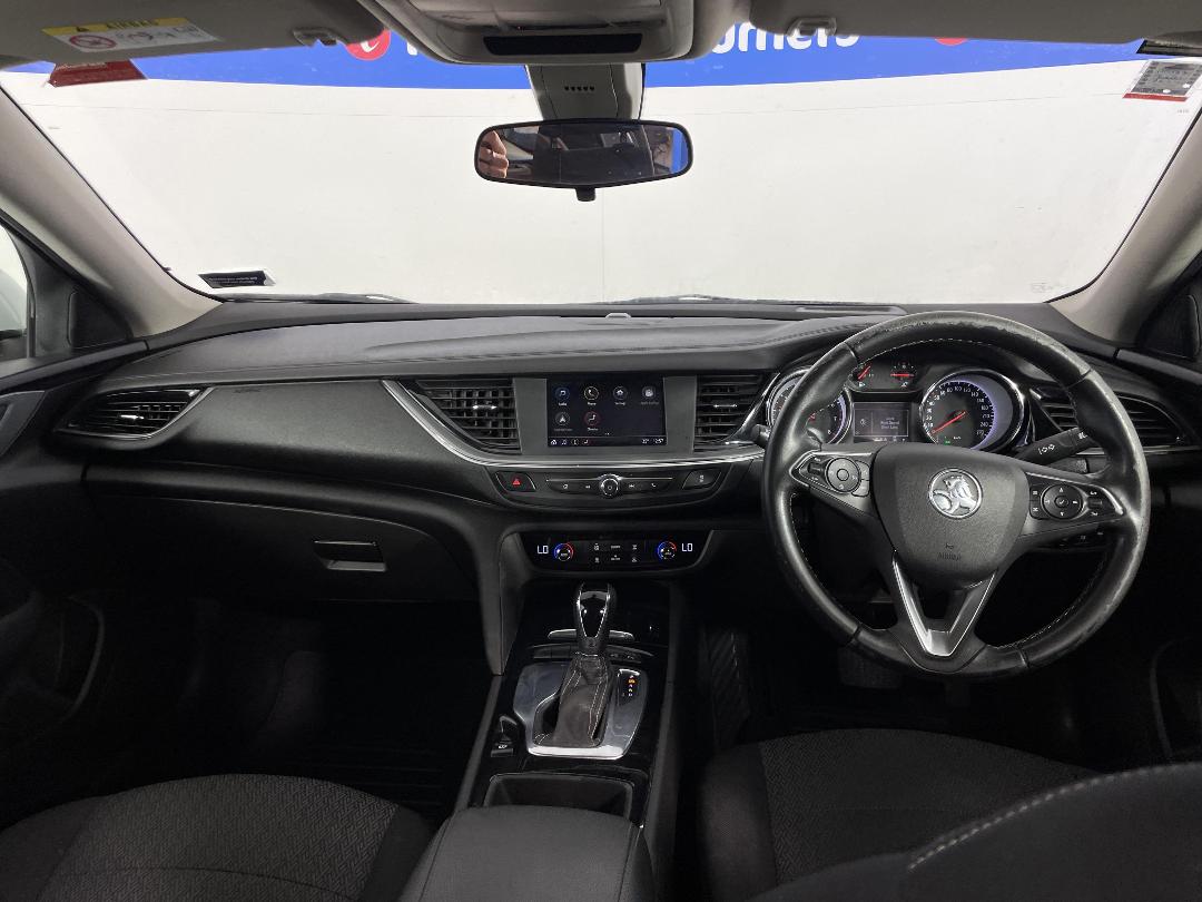 Photo '17' of Holden Commodore Photo '17' of Holden Commodore