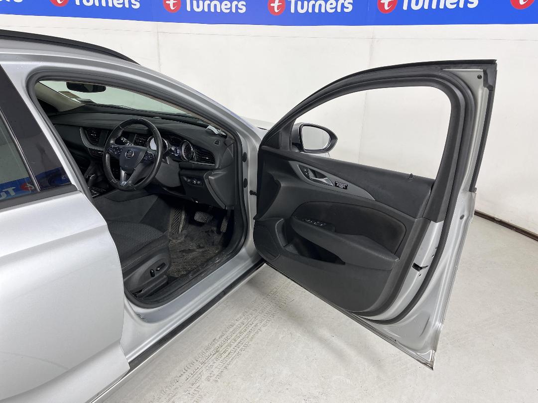 Photo '15' of Holden Commodore Photo '15' of Holden Commodore