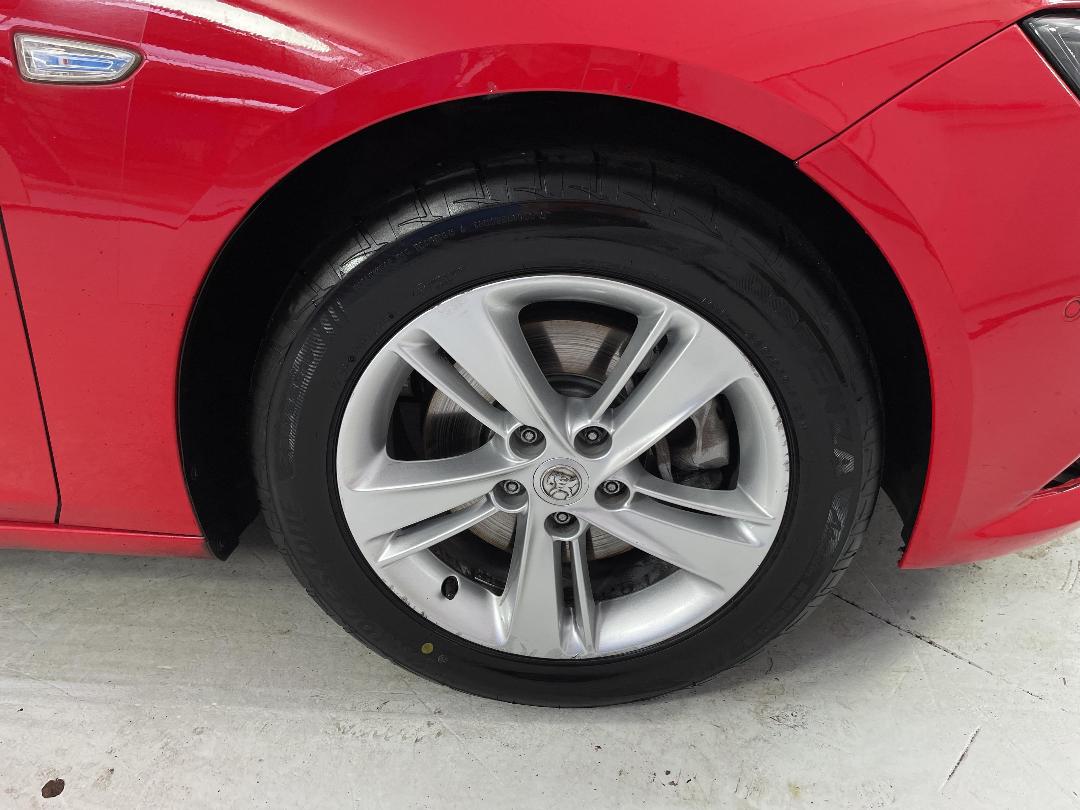 Photo '9' of Holden Commodore Photo '9' of Holden Commodore