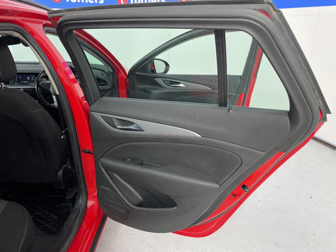 Photo '19' of Holden Commodore Photo '19' of Holden Commodore