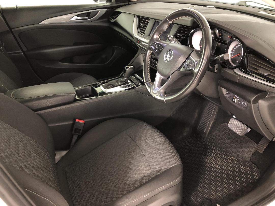 Photo '16' of Holden Commodore Photo '16' of Holden Commodore