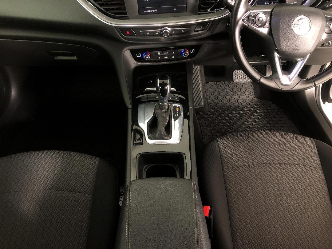 Photo '18' of Holden Commodore Photo '18' of Holden Commodore