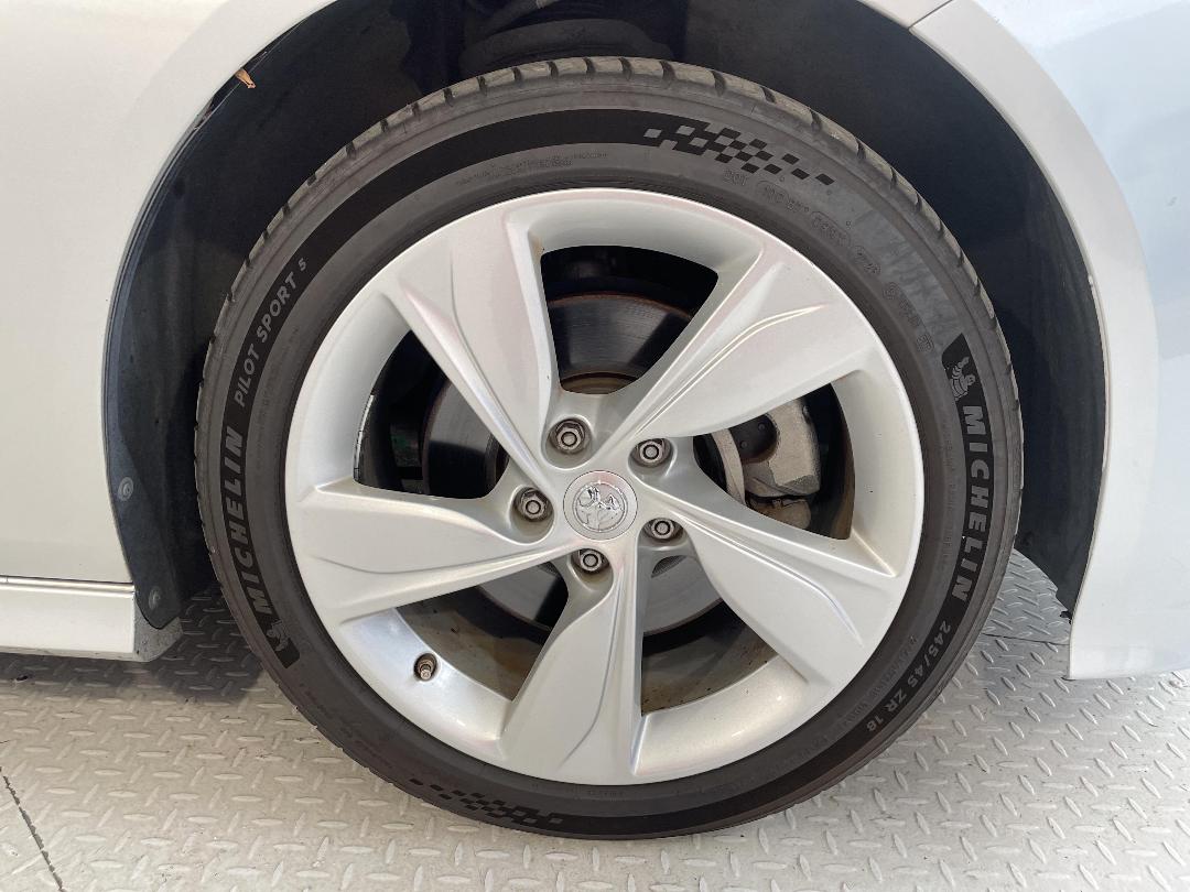 Photo '9' of Holden Commodore Photo '9' of Holden Commodore