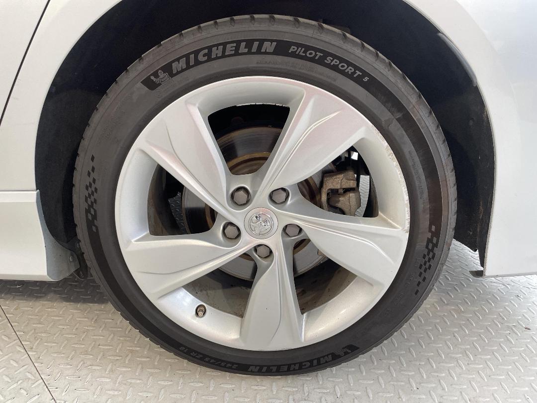 Photo '11' of Holden Commodore Photo '11' of Holden Commodore