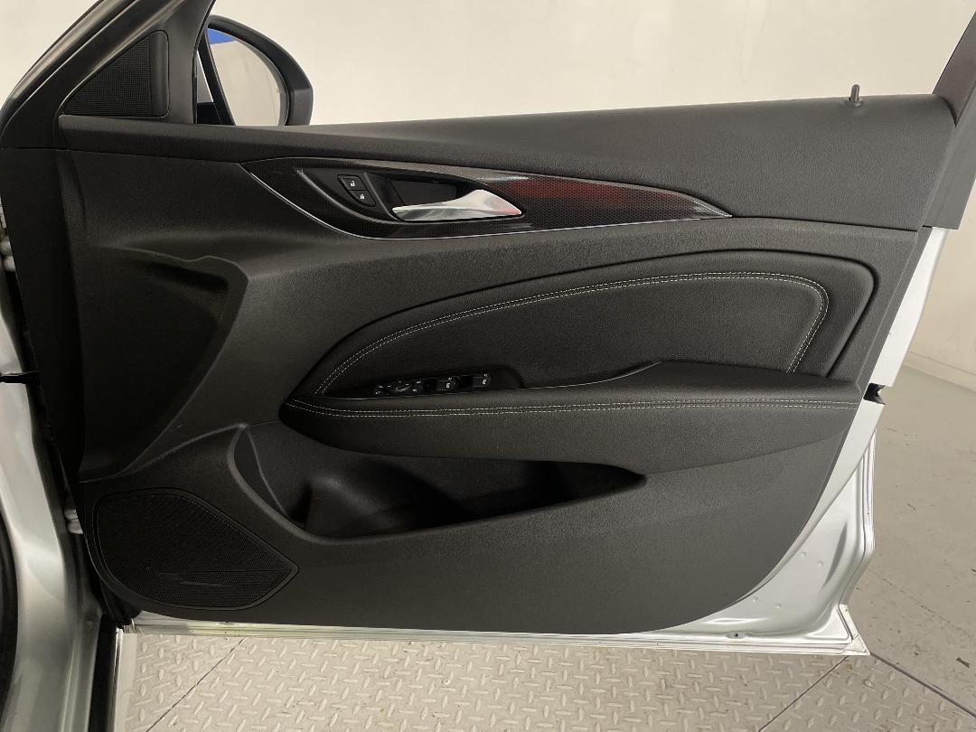 Photo '15' of Holden Commodore Photo '15' of Holden Commodore