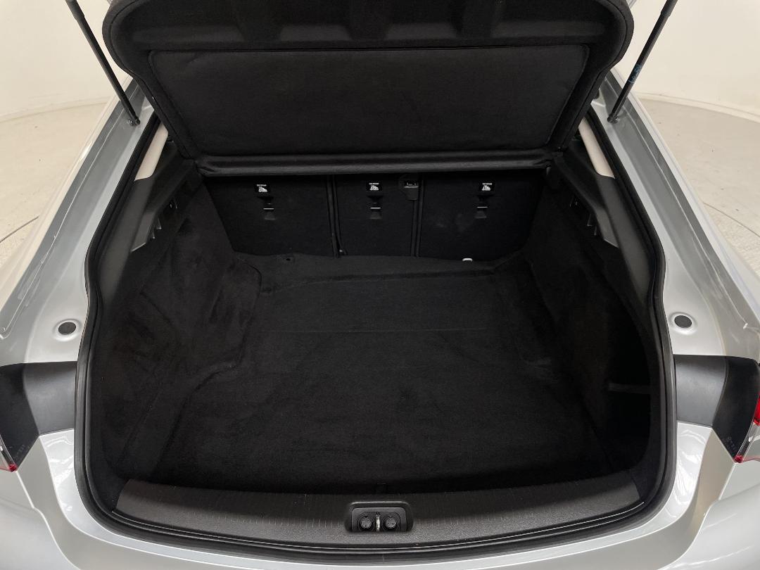 Photo '14' of Holden Commodore Photo '14' of Holden Commodore