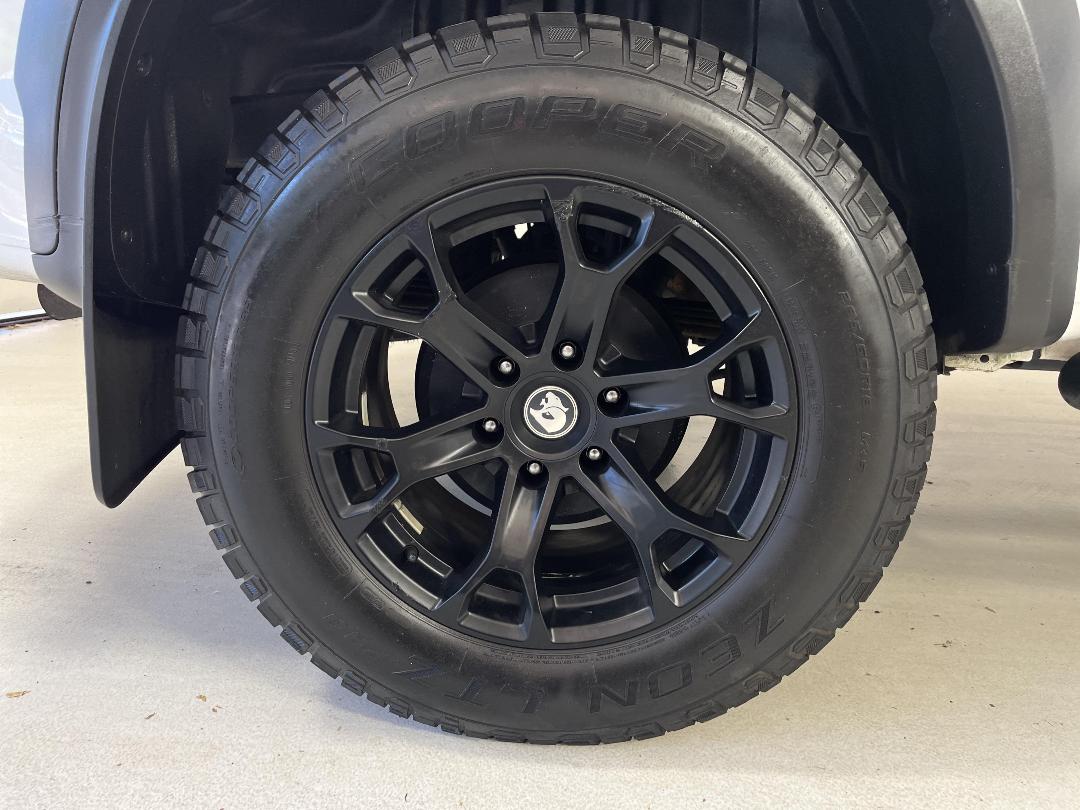 Photo '12' of Holden HSV