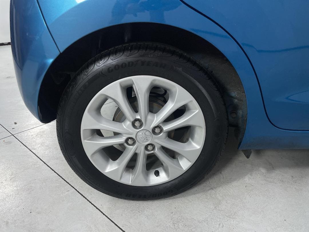 Photo '12' of Holden Spark