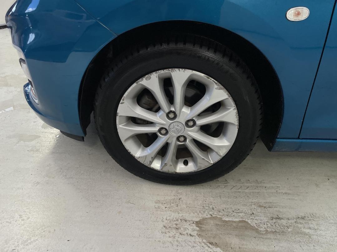 Photo '10' of Holden Spark