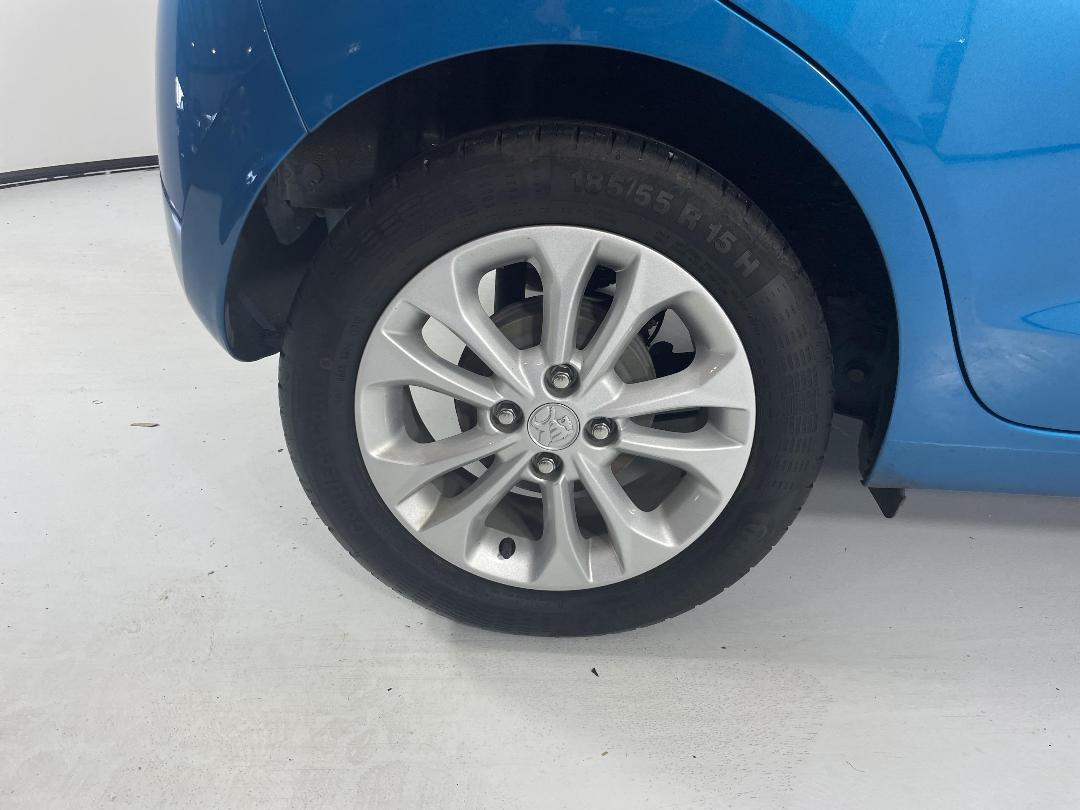 Photo '12' of Holden Spark