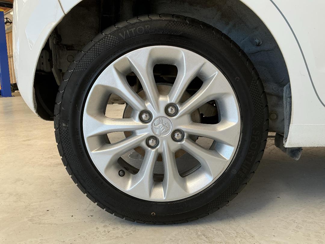 Photo '12' of Holden Spark