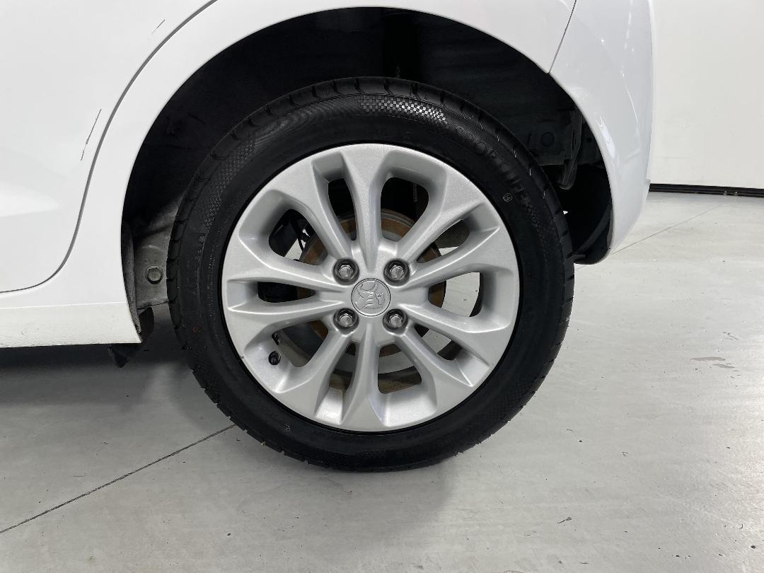 Photo '11' of Holden Spark