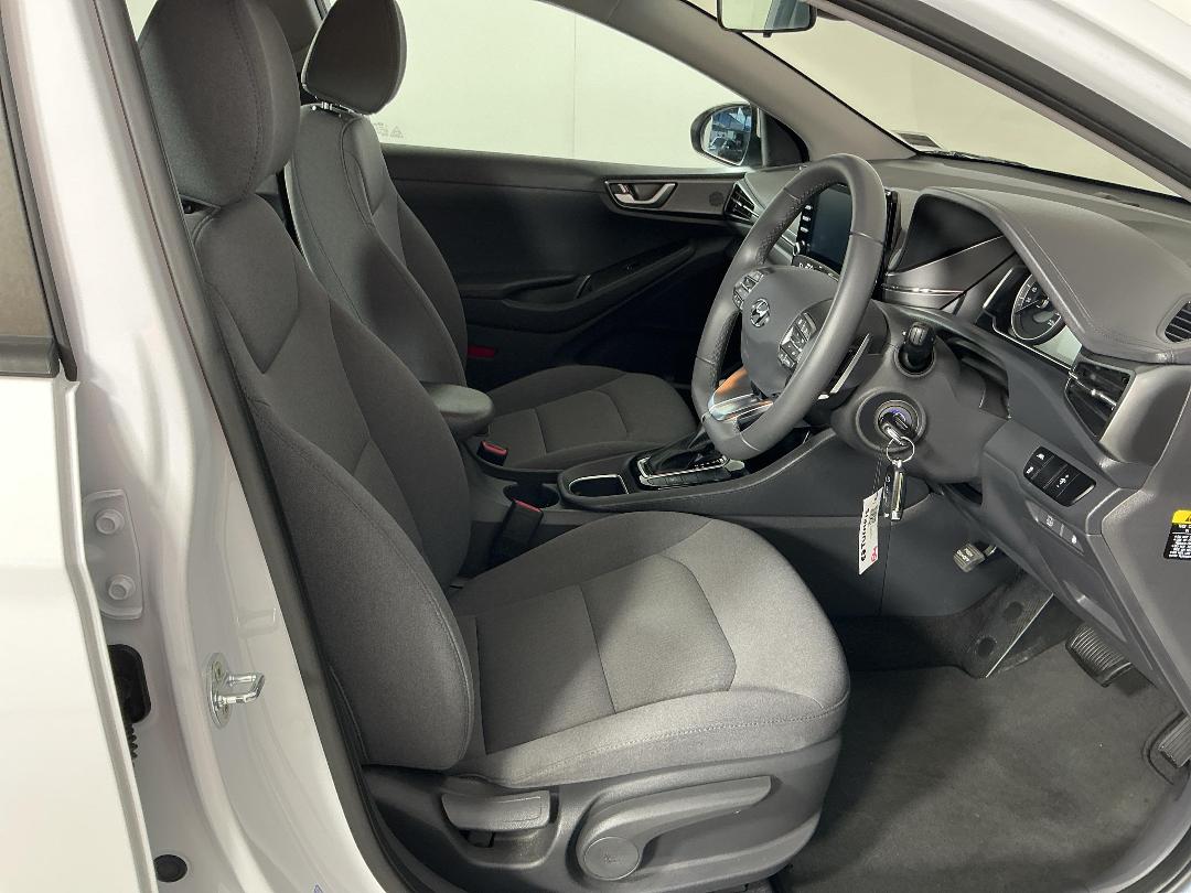 Photo '16' of Hyundai Ioniq Photo '16' of Hyundai Ioniq