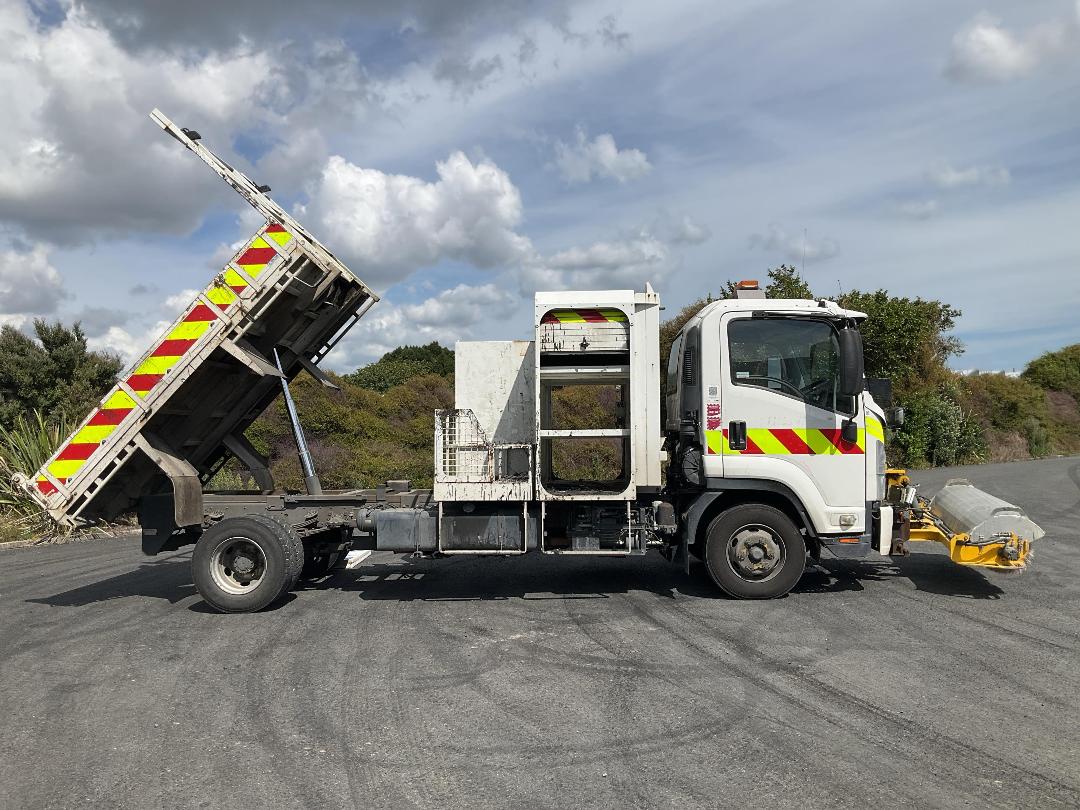 Photo '4' of Isuzu F Series FRR500 Sweeper Truck