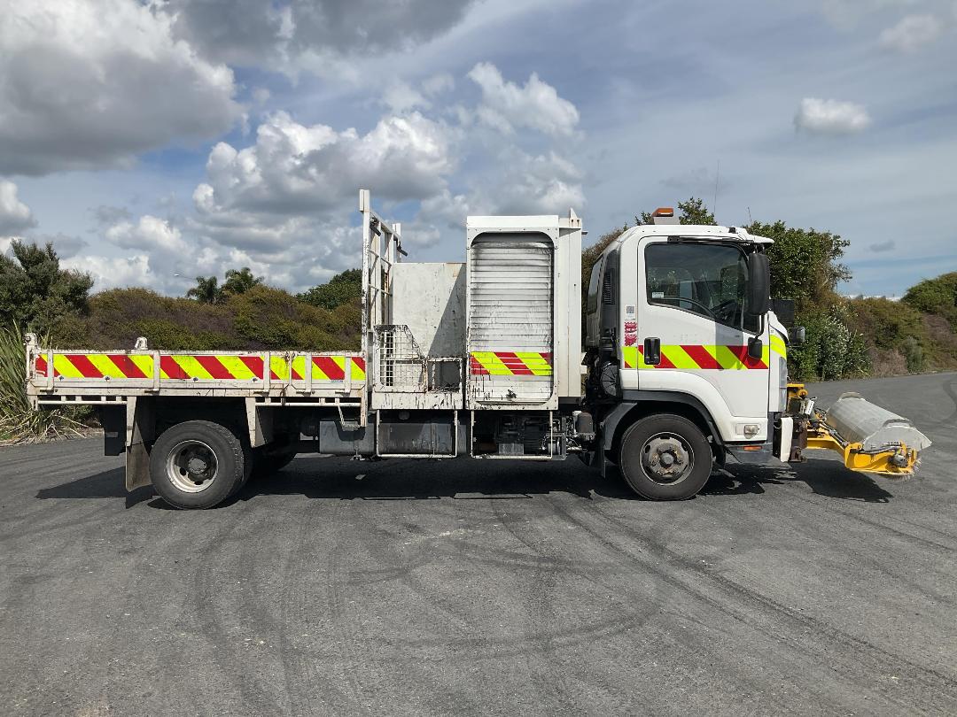 Photo '3' of Isuzu F Series FRR500 Sweeper Truck