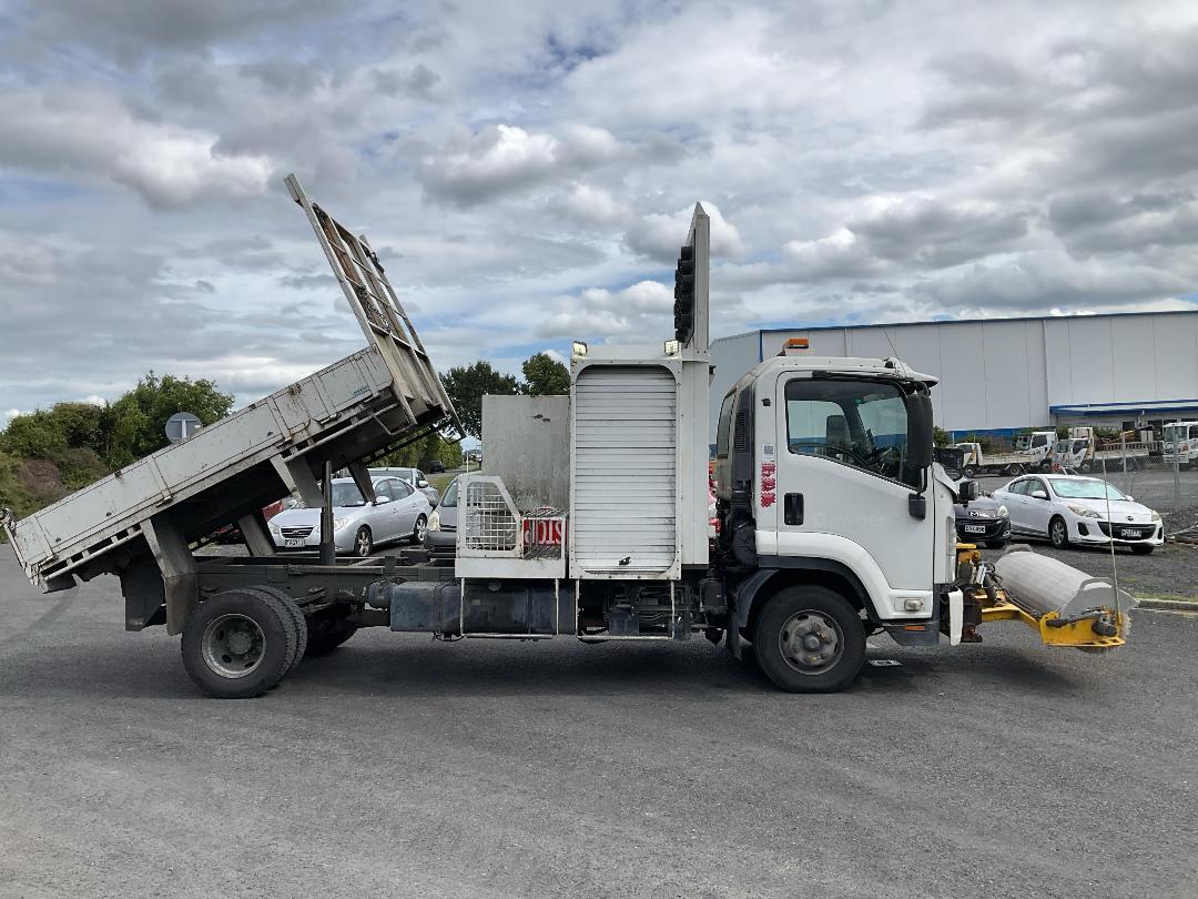 Photo '4' of Isuzu F Series FRR500 Sweeper Truck Photo '4' of Isuzu F Series FRR500 Sweeper Truck