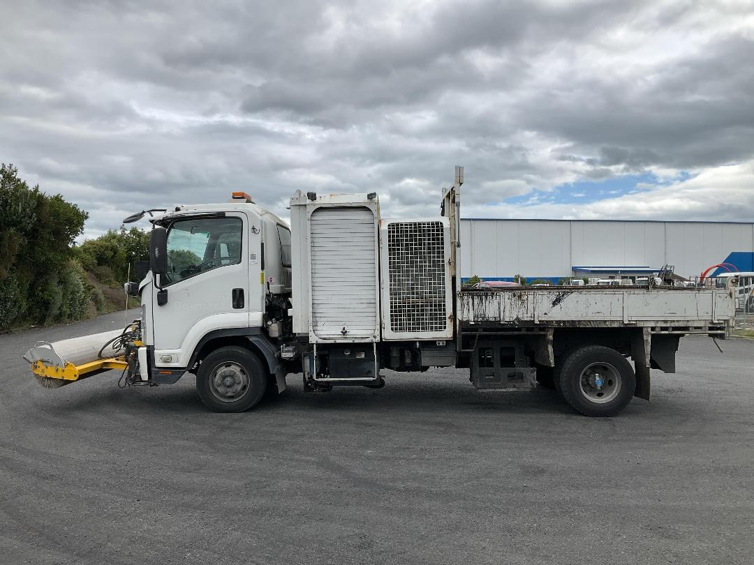 Photo '10' of Isuzu F Series FRR500 Sweeper Truck Photo '10' of Isuzu F Series FRR500 Sweeper Truck