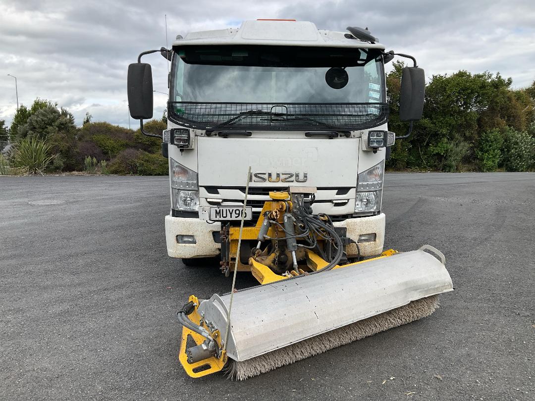 Photo '12' of Isuzu F Series FRR500 Sweeper Truck Photo '12' of Isuzu F Series FRR500 Sweeper Truck
