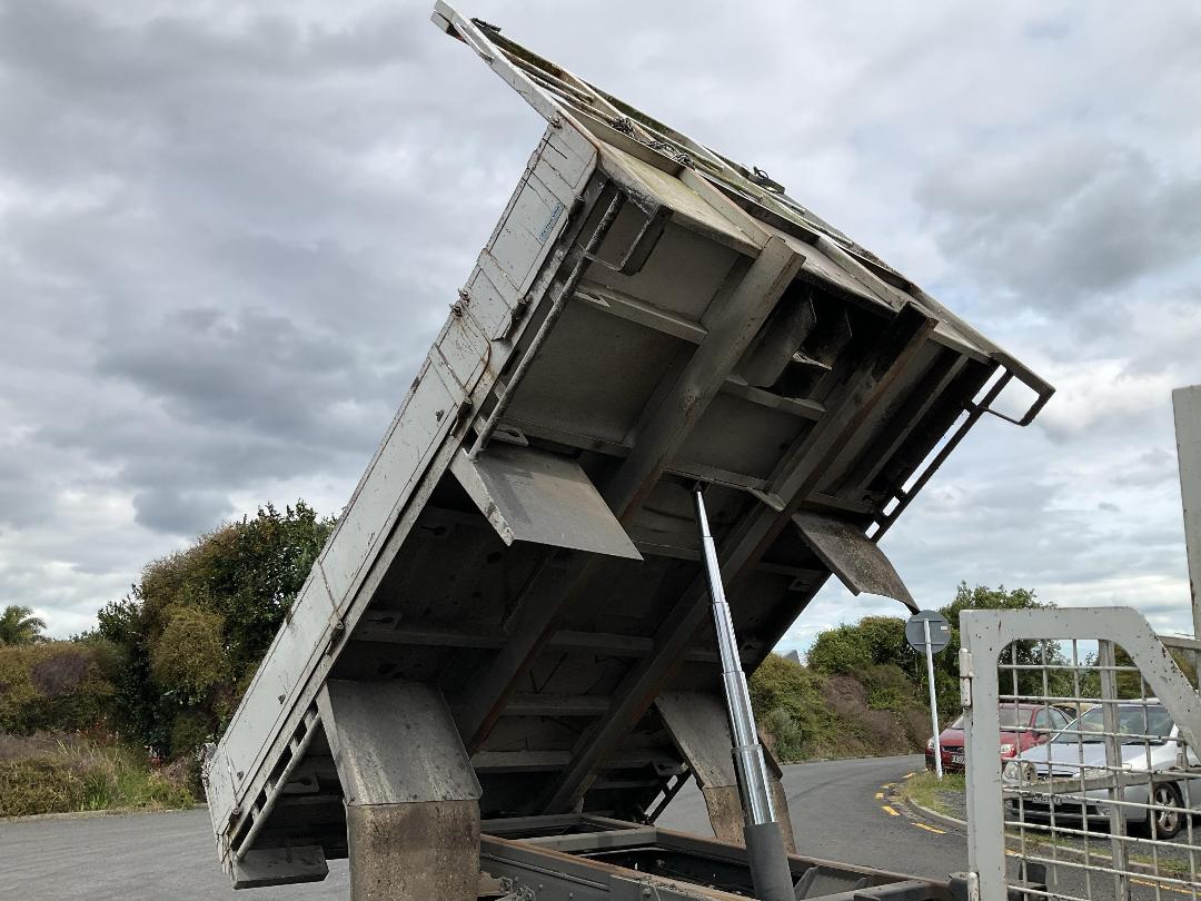 Photo '18' of Isuzu F Series FRR500 Sweeper Truck Photo '18' of Isuzu F Series FRR500 Sweeper Truck