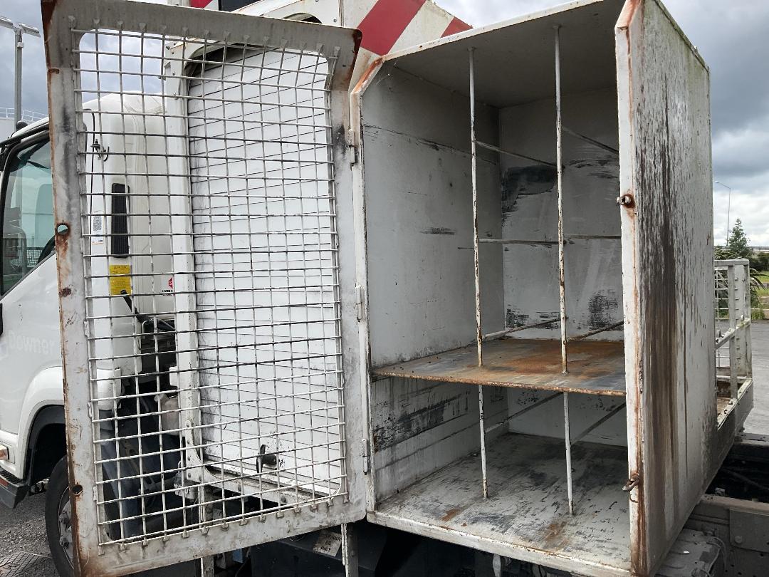 Photo '34' of Isuzu F Series FRR500 Sweeper Truck Photo '34' of Isuzu F Series FRR500 Sweeper Truck