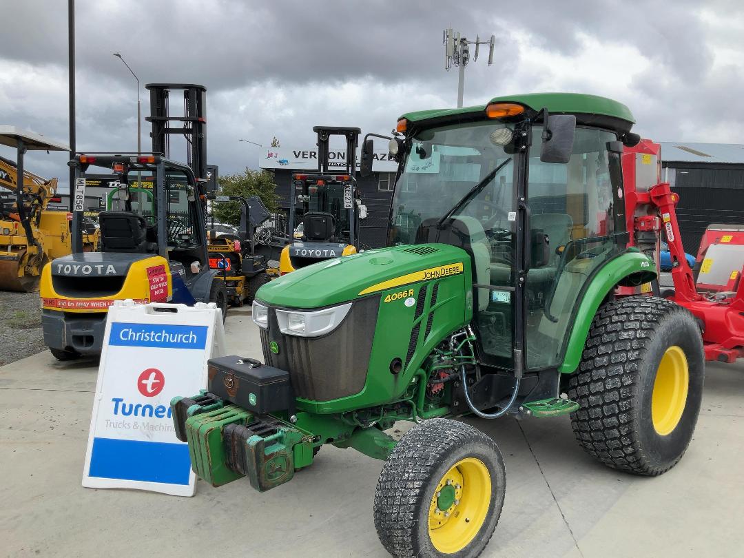 Photo '5' of John Deere 4066R Tractor Photo '5' of John Deere 4066R Tractor