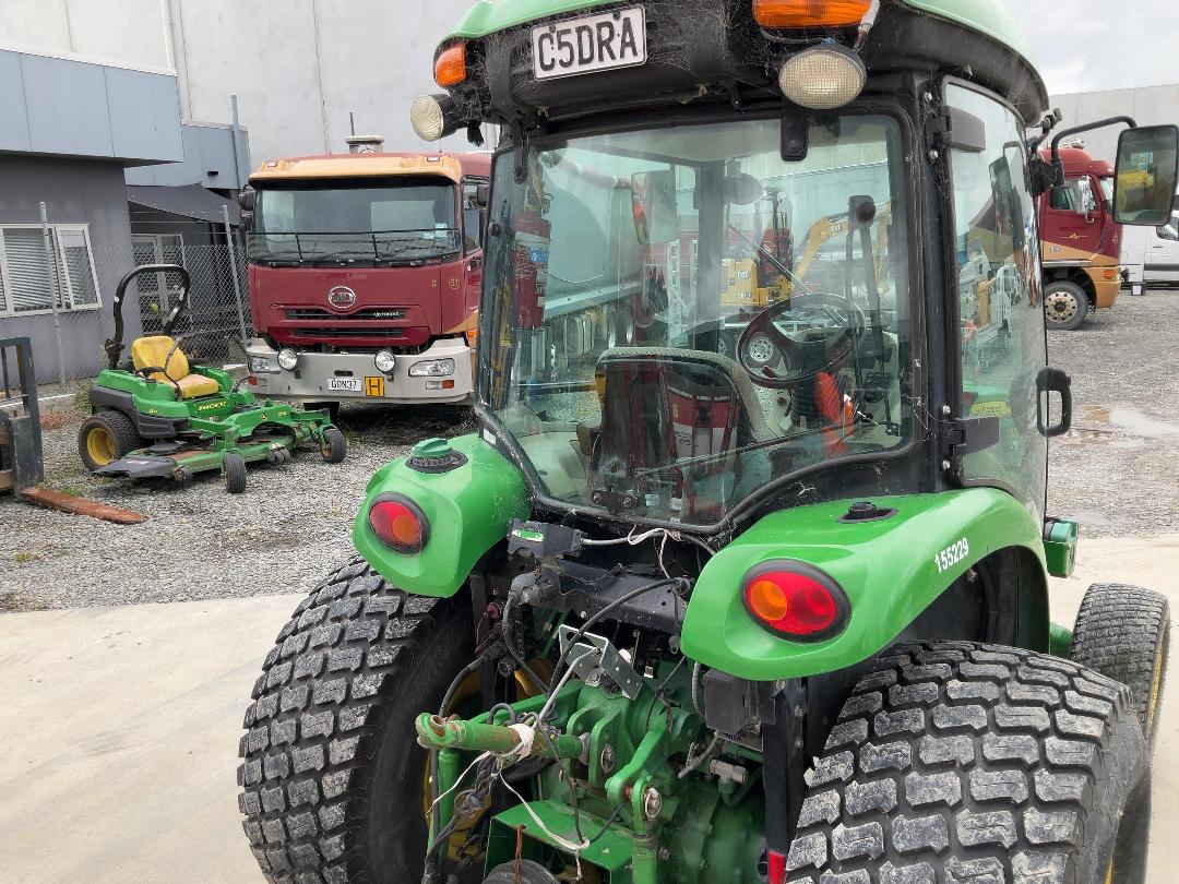 Photo '6' of John Deere 4066R Tractor Photo '6' of John Deere 4066R Tractor