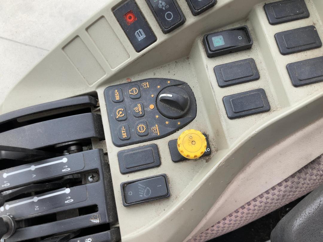 Photo '17' of John Deere 4066R Tractor Photo '17' of John Deere 4066R Tractor