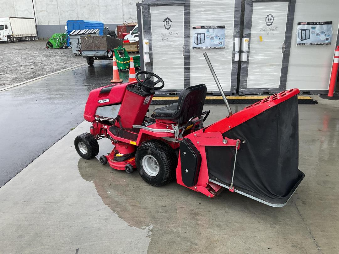 Photo '4' of Lawn master Countax c-series Ride On Mower
