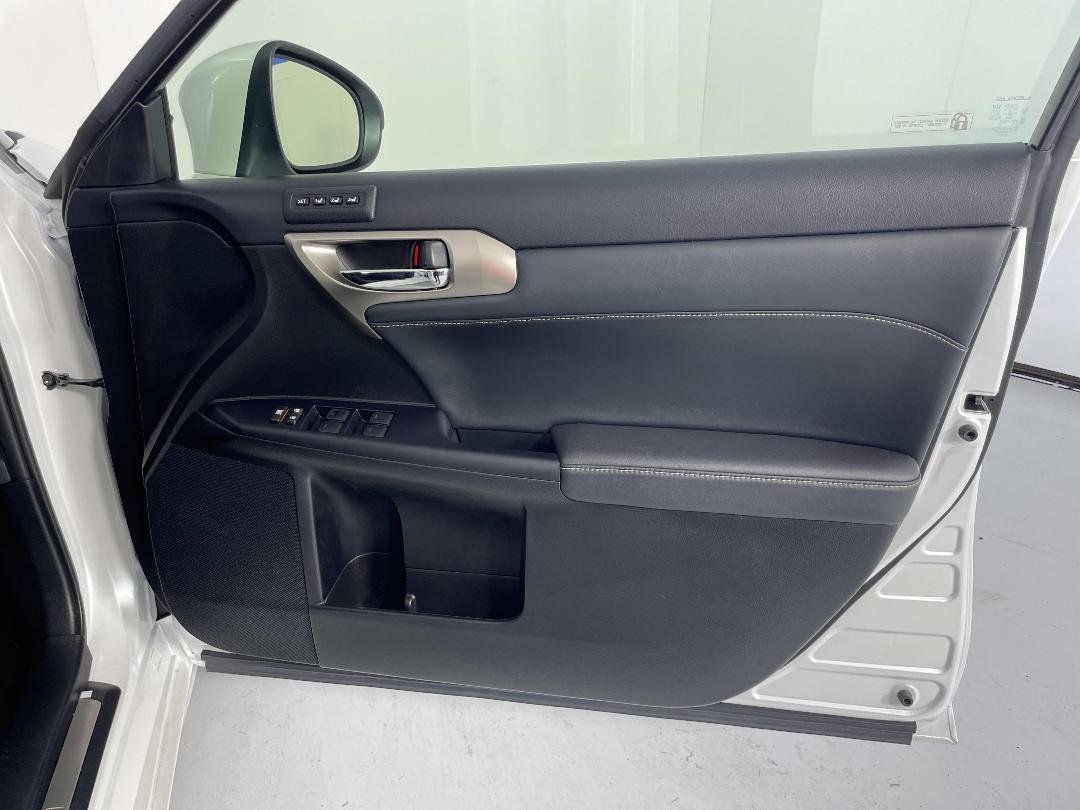 Photo '15' of Lexus CT200H