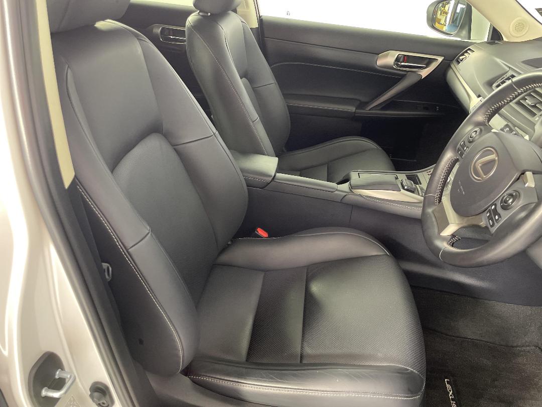 Photo '16' of Lexus CT200H