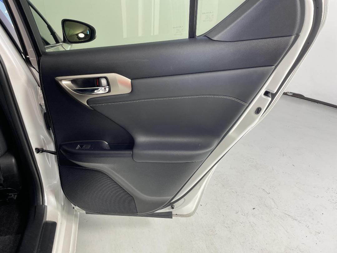 Photo '19' of Lexus CT200H