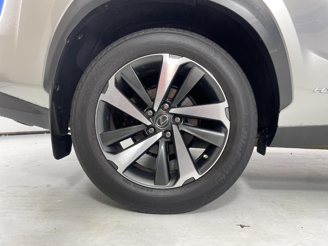 Photo '12' of Lexus NX300H