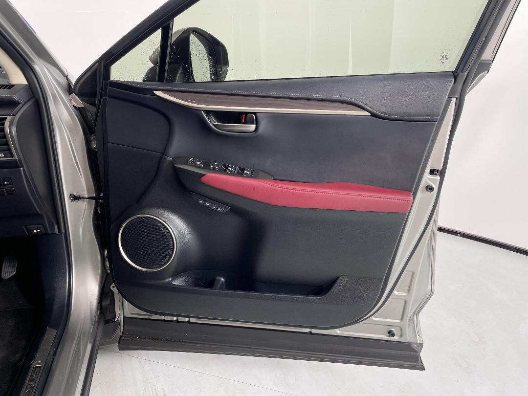 Photo '15' of Lexus NX300H