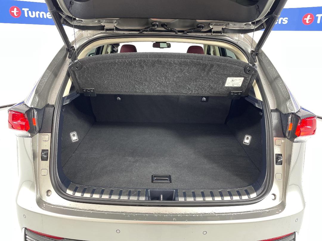 Photo '14' of Lexus NX300H