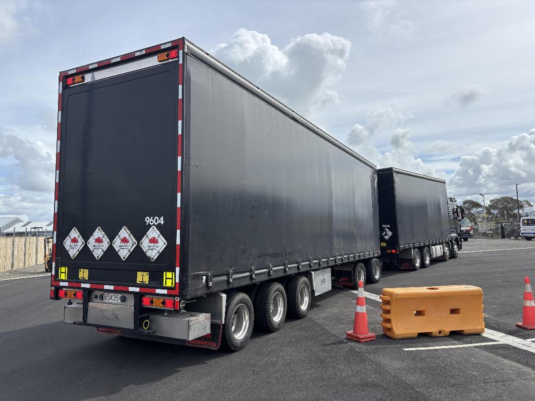 Photo '4' of MAN TGX + Trailer Curtainsider