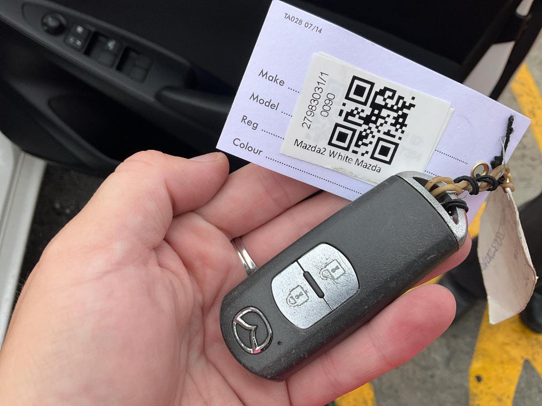 Photo '21' of Mazda Mazda2