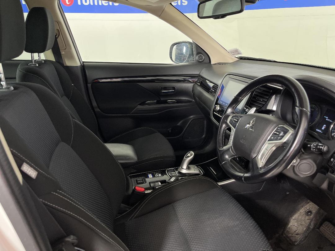 Photo '16' of Mitsubishi Outlander