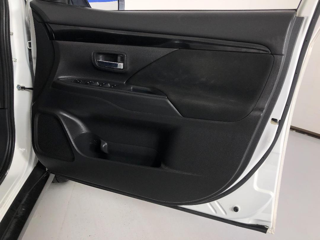 Photo '15' of Mitsubishi Outlander Photo '15' of Mitsubishi Outlander