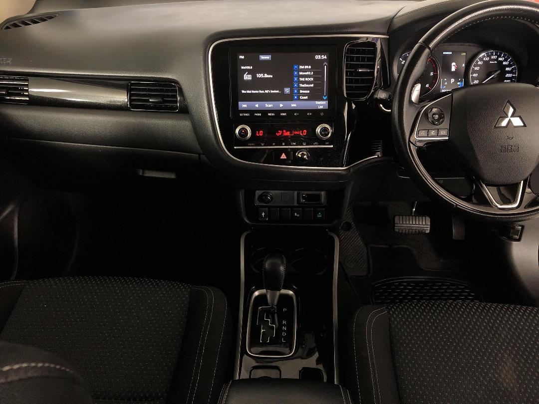 Photo '17' of Mitsubishi Outlander