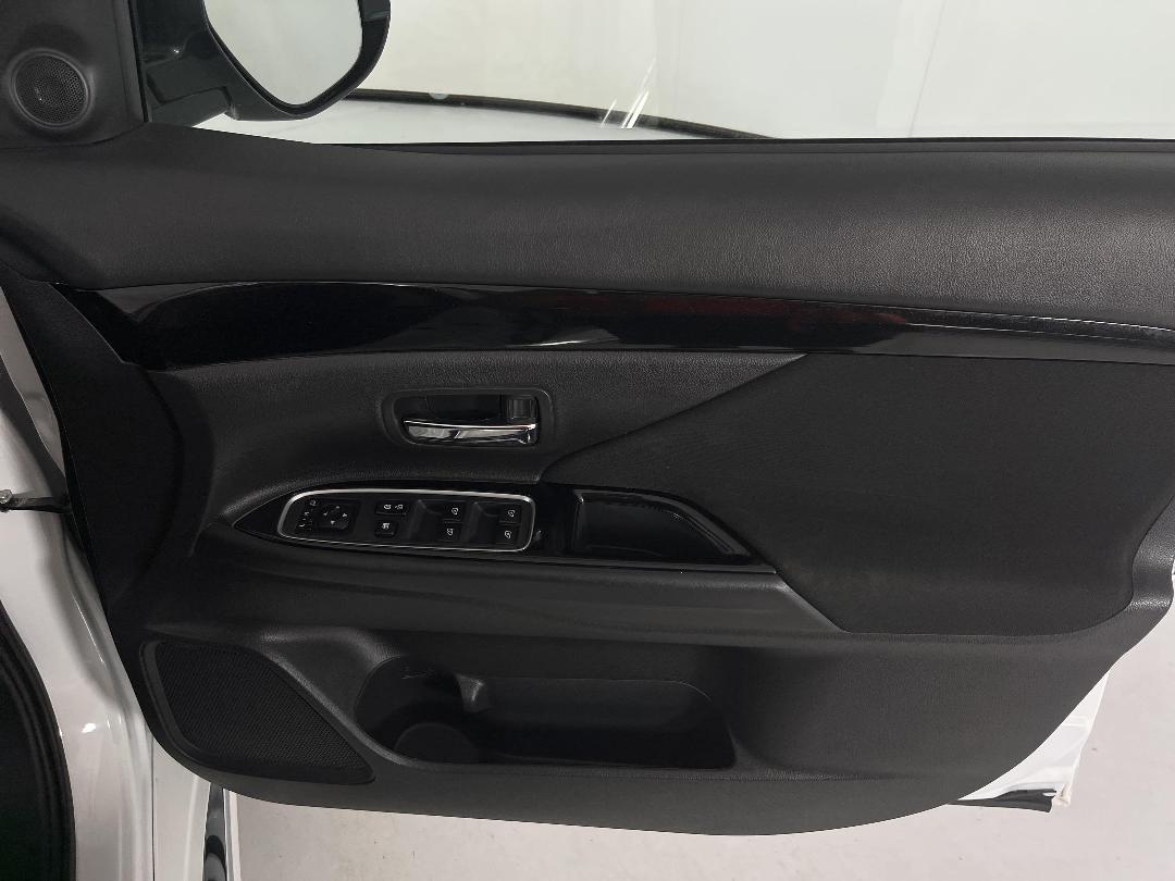 Photo '15' of Mitsubishi Outlander