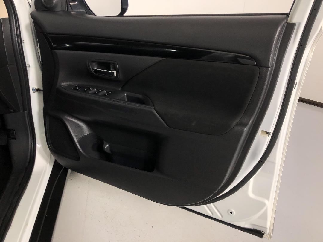 Photo '15' of Mitsubishi Outlander Photo '15' of Mitsubishi Outlander