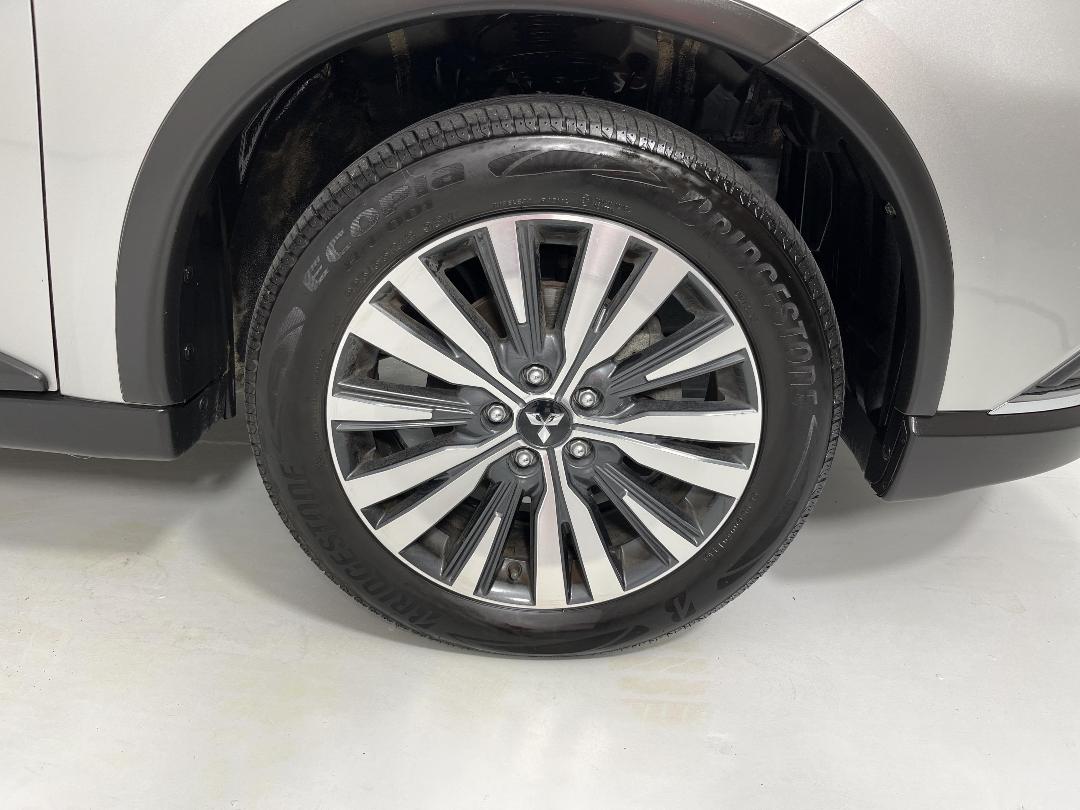 Photo '9' of Mitsubishi Outlander