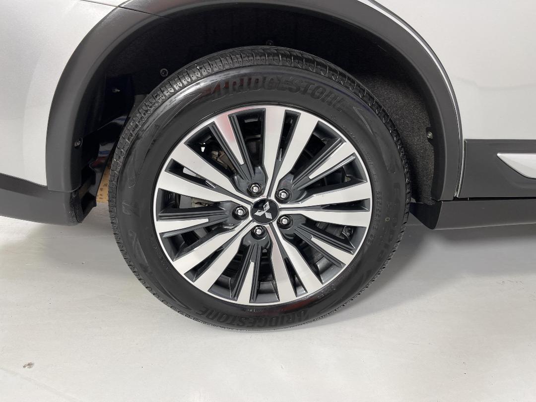 Photo '12' of Mitsubishi Outlander