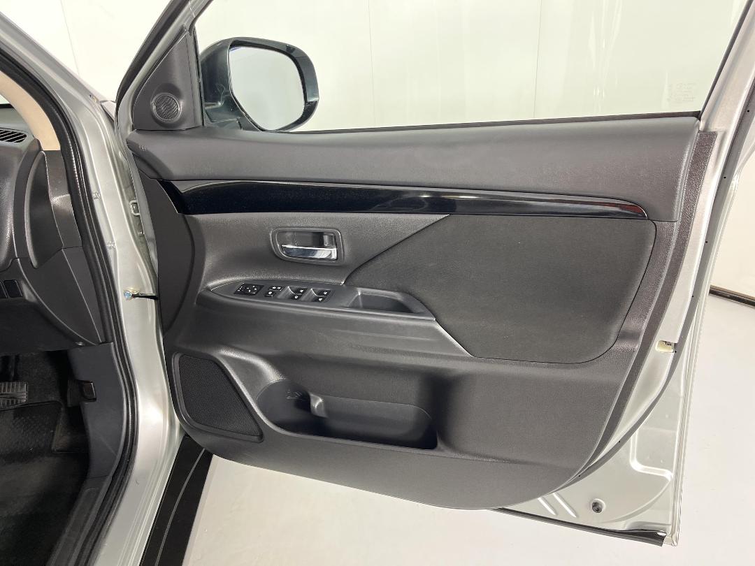 Photo '15' of Mitsubishi Outlander