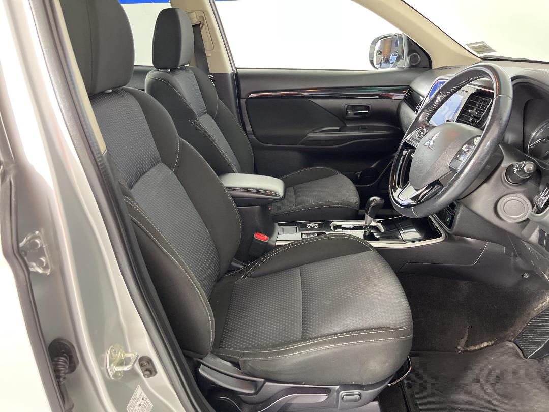 Photo '16' of Mitsubishi Outlander