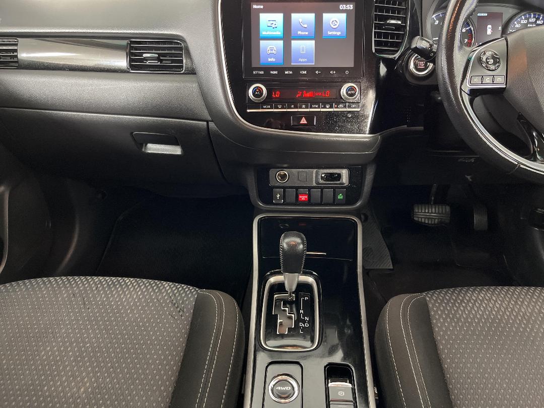 Photo '18' of Mitsubishi Outlander