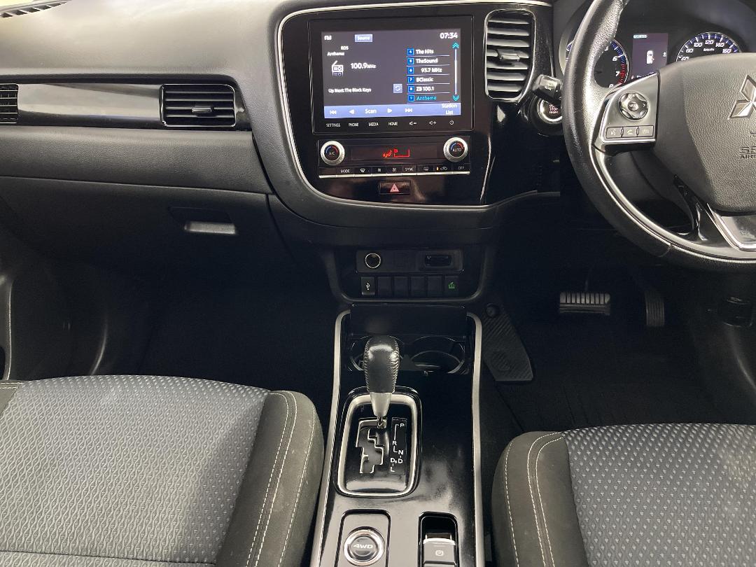 Photo '18' of Mitsubishi Outlander