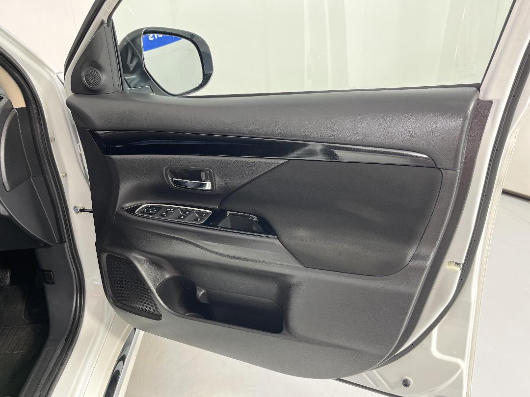 Photo '15' of Mitsubishi Outlander