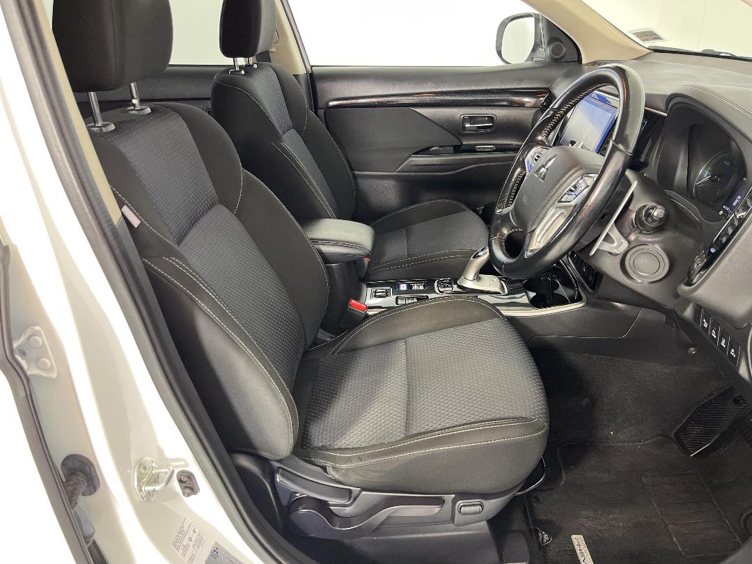 Photo '16' of Mitsubishi Outlander